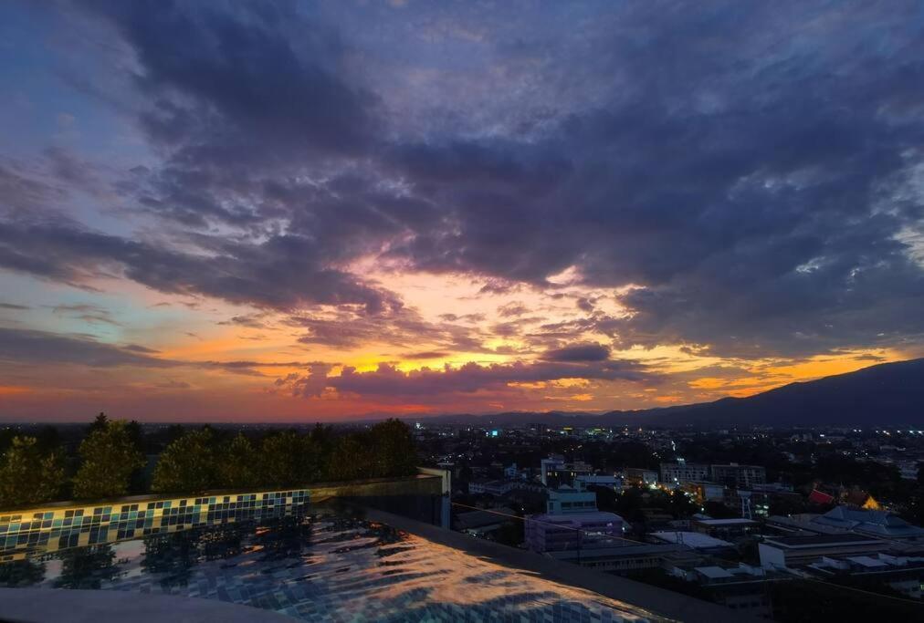 Modern Style Room With Sky Pool 古城边天际泳池公寓 Chiang Mai Exterior foto
